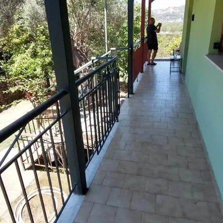 בית נופש Cute House With Mountain Views